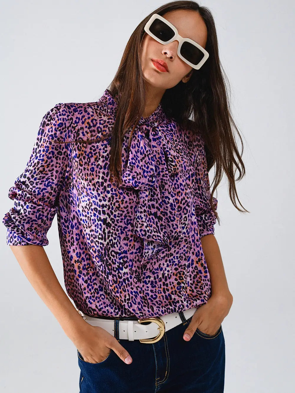 Q2 Blouse violette à imprimé animalier à nouer au cou