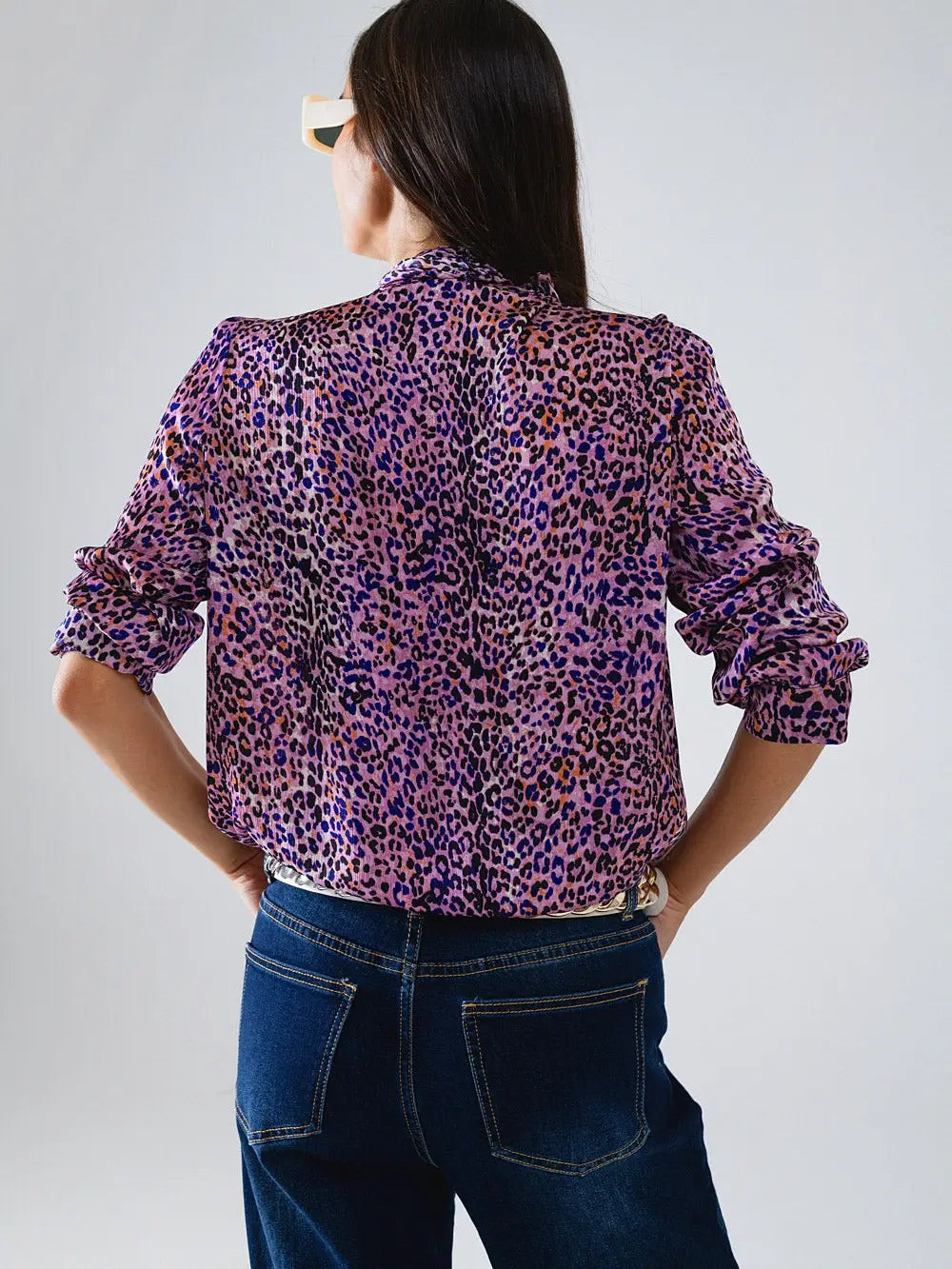 Q2 Blouse violette à imprimé animalier à nouer au cou