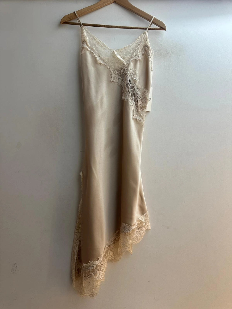 Loriane robe bretelles asymétrique en dentelle