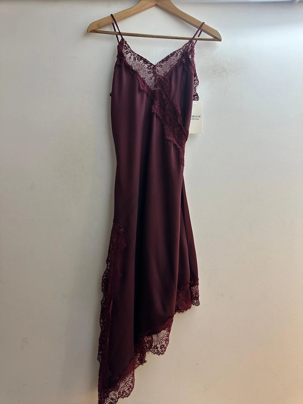 Loriane robe bretelles asymétrique en dentelle