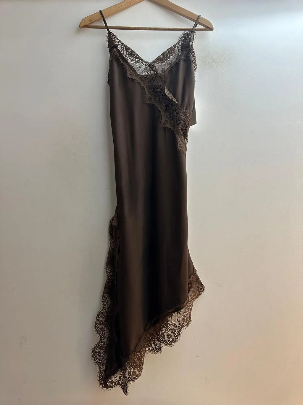 Loriane robe bretelles asymétrique en dentelle