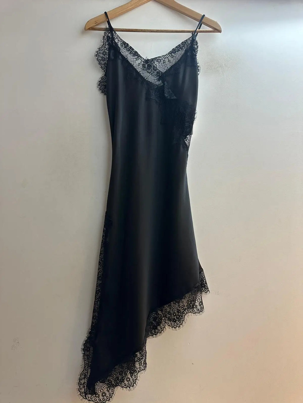 Loriane robe bretelles asymétrique en dentelle