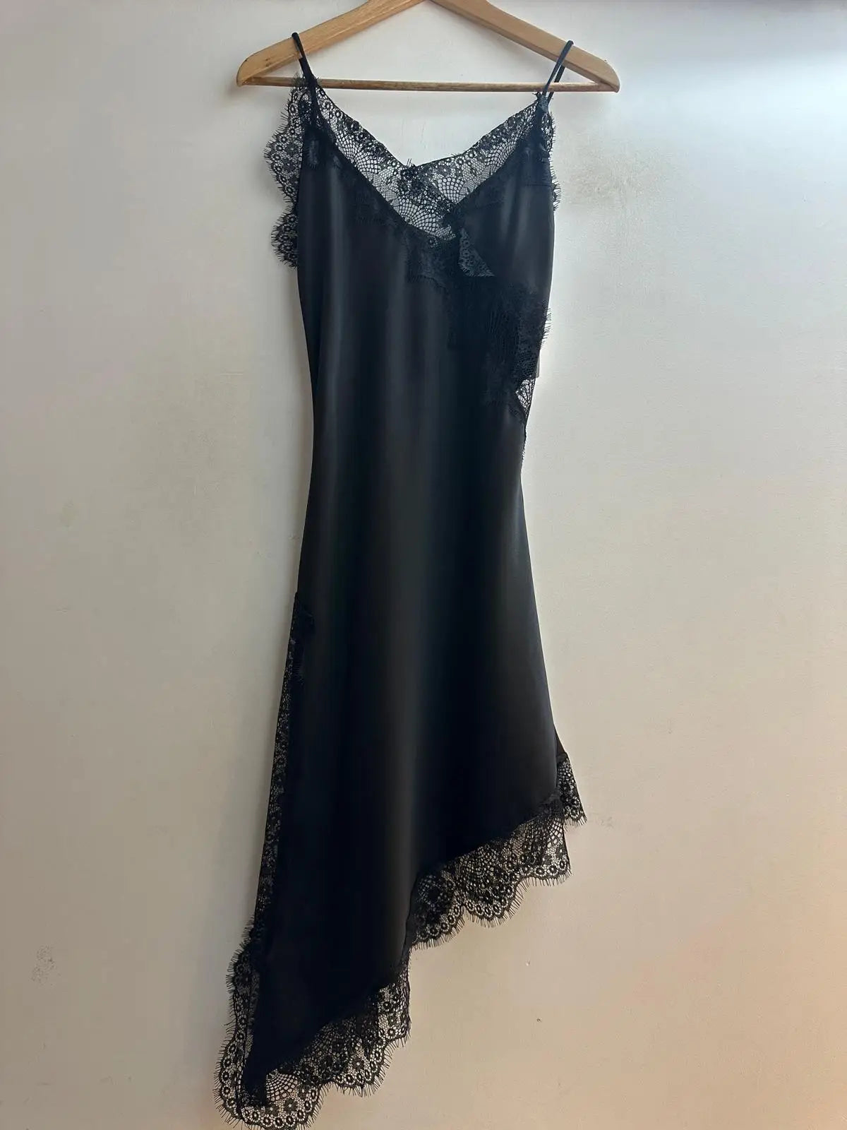 Loriane robe bretelles asymétrique en dentelle